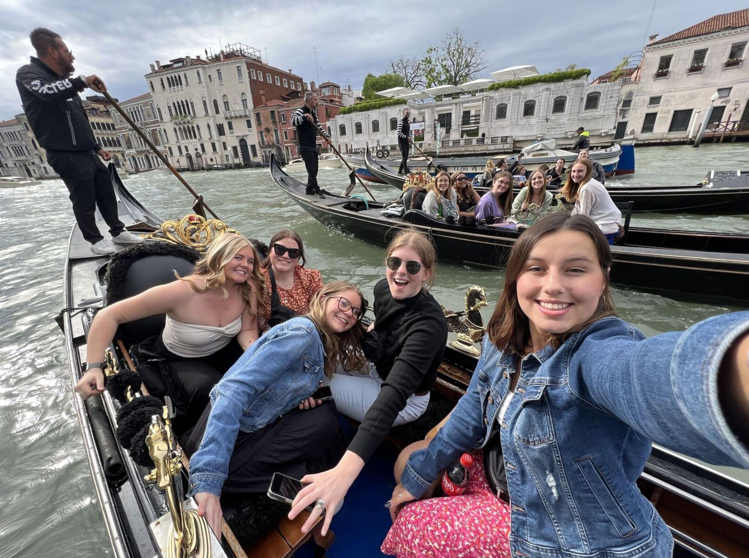 意大利威尼斯，教育专业的学生在乘坐多艘贡多拉时摆姿势自拍